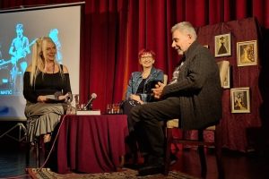 Vlasotince: Predstavljena knjiga „Razgovori kod Zlatnog papagaja“, autor Olga Kepčija