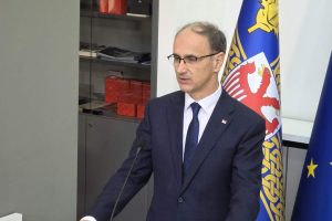 Drugi pišu: Premijer Macut izjave ministara Borisa Bratine i Darka Glišiča ocenio da su „prejake“ u vezi sa studentima i državnim univerzitetima!