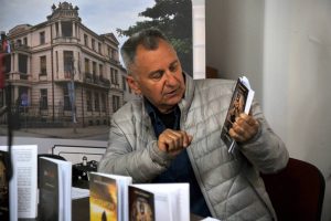 Vlasotince: Promocija romana „Između srpa, čekića i nakovnja“, autor Jovan Dimitrijević