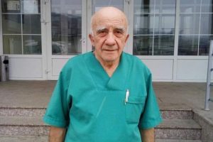 Ovo je Srbije: Prim. dr Slavko Krstić, selo Dadince, uradio deset hiljada operacija, na svet došlo 25.000 zdravih beba!