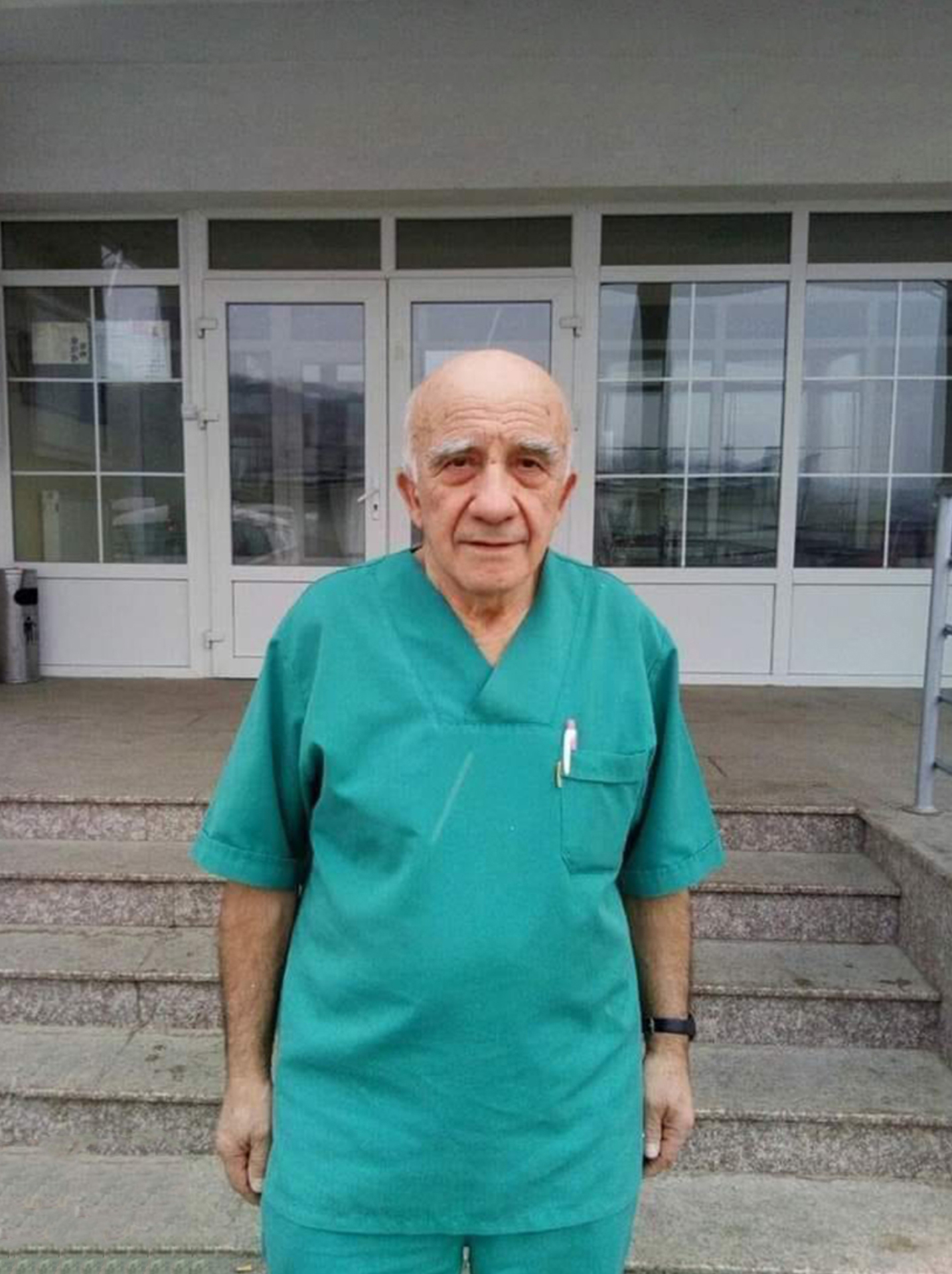 Ovo je Srbije: Prim. dr Slavko Krstić, selo Dadince, uradio deset hiljada operacija, na svet došlo 25.000 zdravih beba! Ovo je Srbije: Prim. dr Slavko Krstić, selo Dadince, uradio deset hiljada operacija, na svet došlo 25.000 zdravih beba!