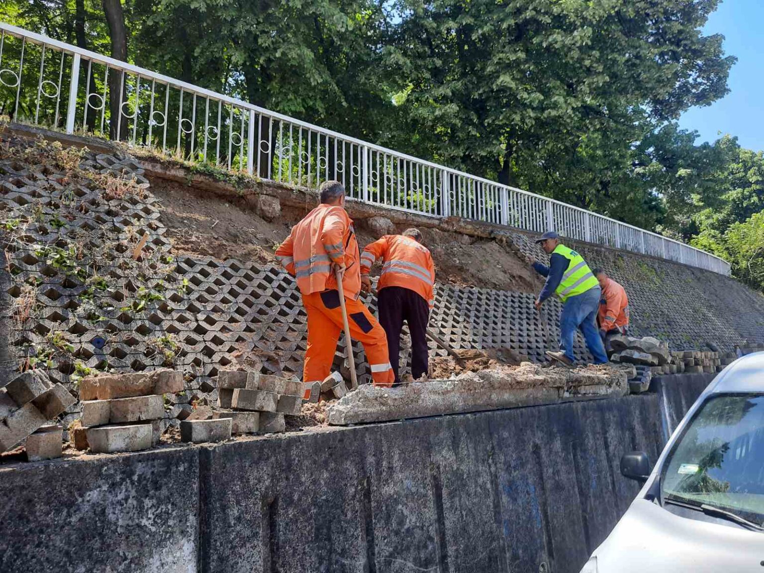 Leskovac: Sanira se kosina ispod parka „Devet Jugovića“ Leskovac: Sanira se kosina ispod parka „Devet Jugovića“