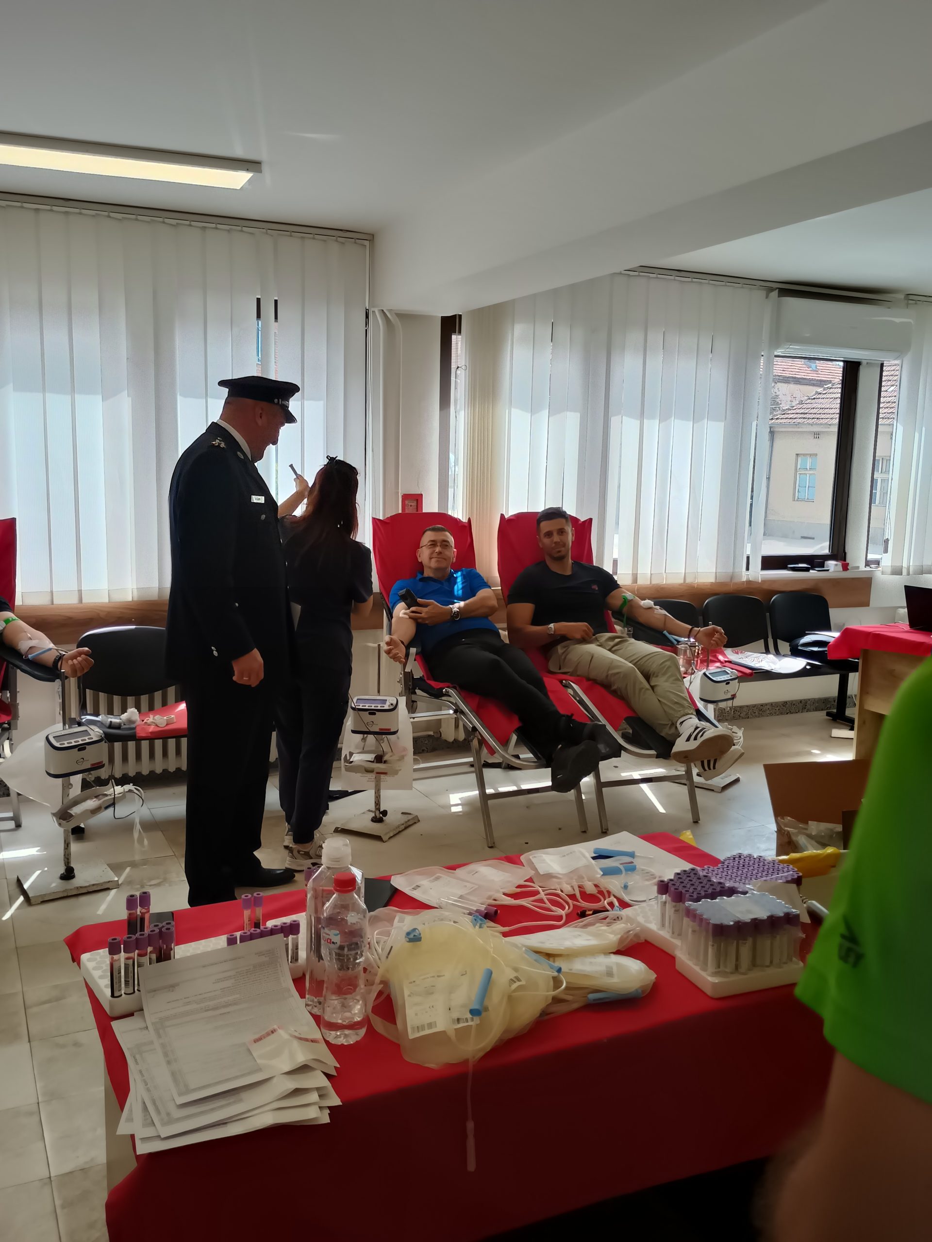 Crveni krst Leskovac: Pripadnici policije dobrovoljno dali krv Crveni krst Leskovac: Pripadnici policije dobrovoljno dali krv