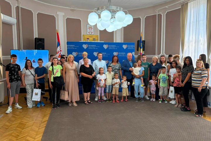 Leskovac: Gradonačelnik dr Goran Cvetanović priredio prijem za hranitelje i decu smeštenu u hraniteljskim porodicama