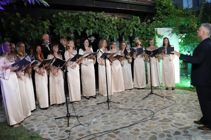 Treće doba u zavičaju: Mešoviti hor „Skobaljić – Leskovac održao koncert u Vlasotincu
