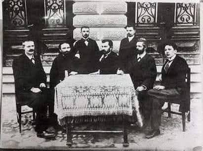 Treće doba u zavičaju: Kolektiv Realne gimnazije u Leskovcu, među kojima je i Radoje Domanović, 1897. godine Treće doba u zavičaju: Kolektiv Realne gimnazije u Leskovcu, među kojima je i Radoje Domanović, 1897. godine