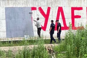 Vlasotince: Grafit ispisan crvenom bojom na zidu kraj obale reke Vlasine „Studenti pobeđuju“ uklonjen uz asistenciju – policije! Skandal