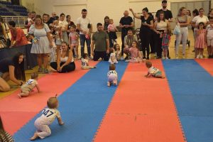 Leskovac: Održana četvrta karnevalska trka beba u puzanju